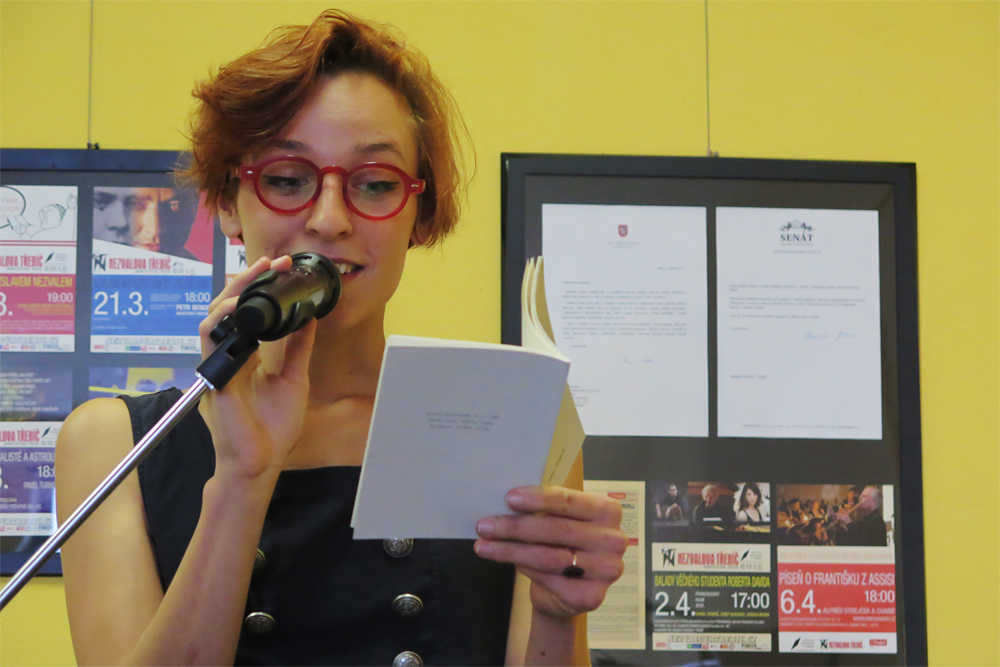 Mladá básnířka studující ve Francii představila v Třebíči svou sbírku