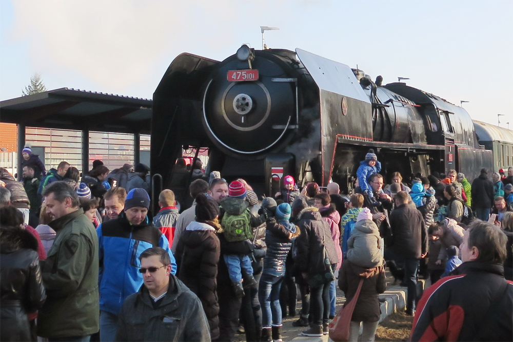 Parní vlak doprovázený Mikulášem přilákal stovky lidí