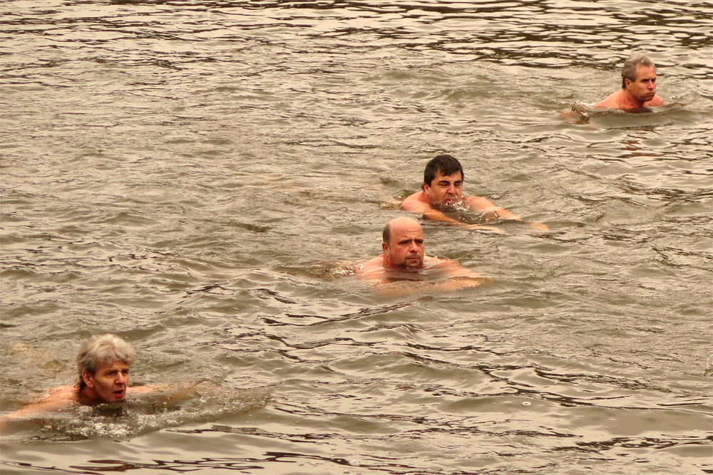 Otužilci zakončili sezonu plaváním u Svojsíkova nábřeží