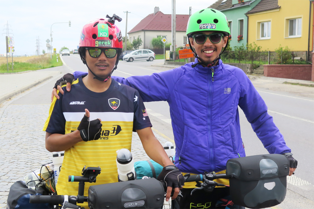 Přes Třebíč projížděli dva cyklisté z Malajsie