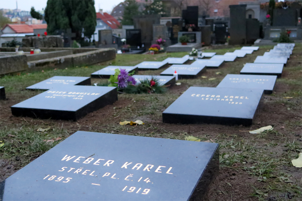 Desky vojáků, kteří zemřeli v třebíčských lazaretech, září novotou