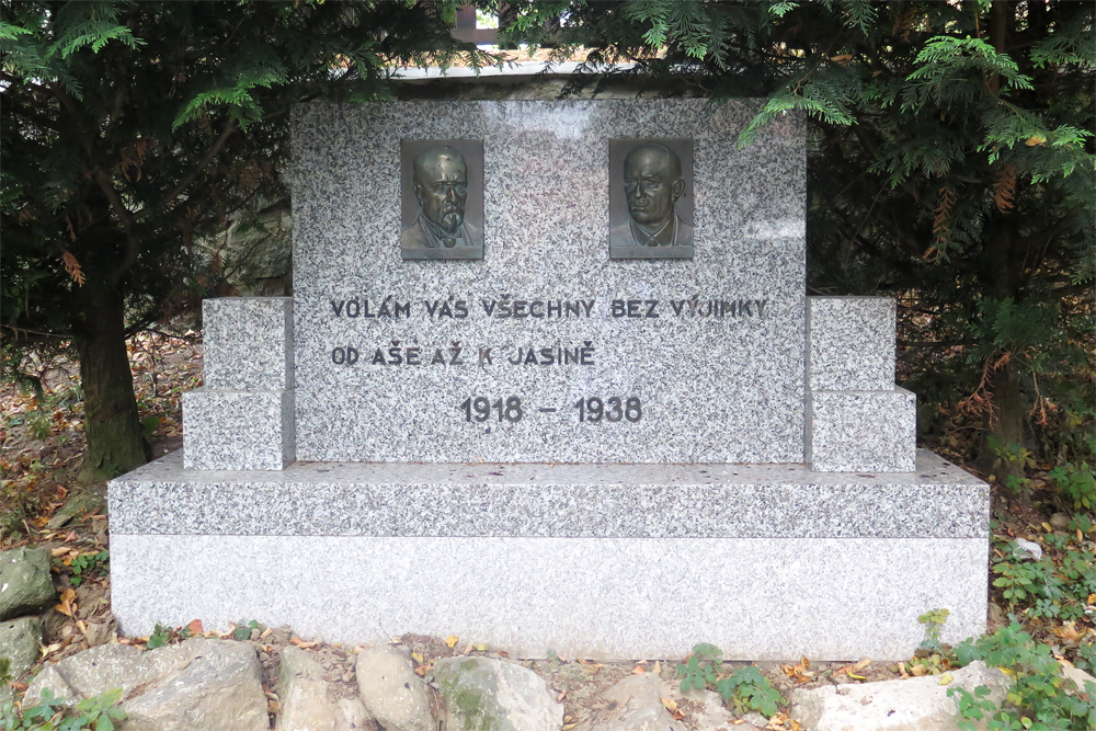 Pomníček s Masarykovým a Benešovým reliéfem v novém kabátě
