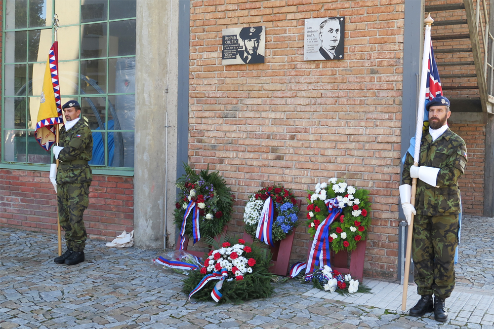 V Třebíči-Borovině byla odhalena pamětní deska válečnému pilotovi