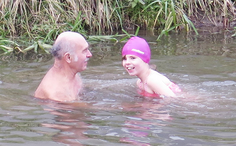 Osmiletá Veronika Sýkorová do studené vody vlezla spolu se svým dědečkem.