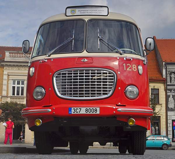 Návštěvníci akce mohli na Karlově náměstí vidět i legendární autobus Škoda 706 RTO.