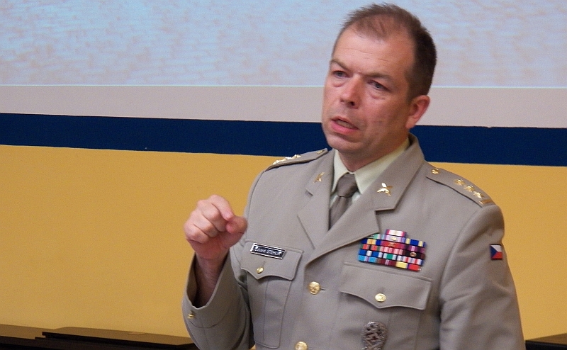 Plk. PhDr. Eduard Stehlík v třebíčské knihovně.