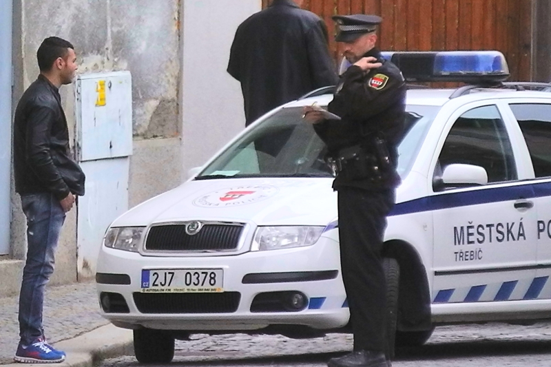 Rumun lustrovaný strážníkem MP Třebíč v Hlavově ulici.