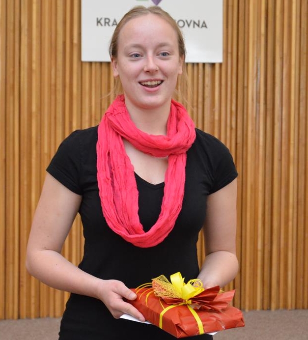 Berenika Lukášková z Katolického gymnázia Třebíč převzala za celou svoji rodinu ocenění Čtenář roku 2014.