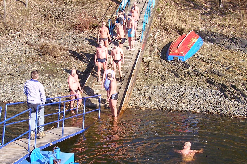 Otužilci z Klubu ledních medvědů Třebíč se chystají ponořit do vod Dalešické přehrady.