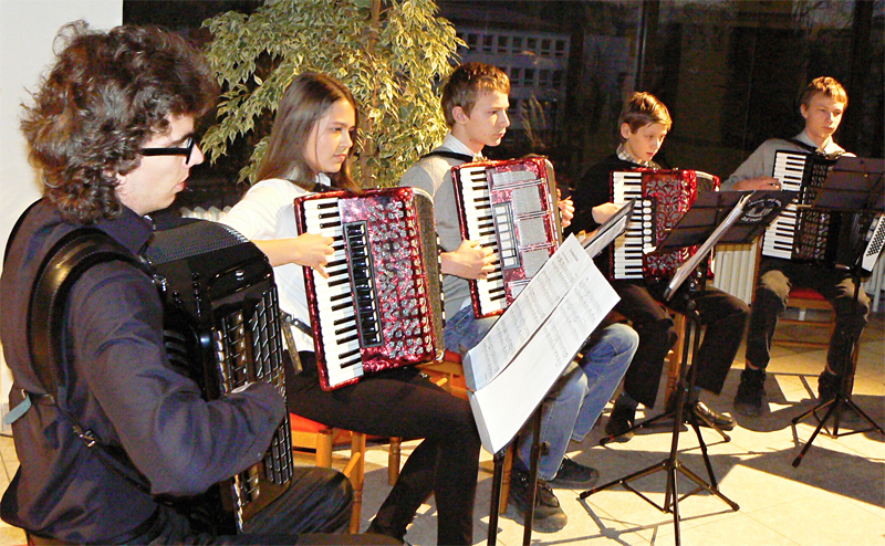 Akordeonisté ZUŠ Třebíč během svého vystoupení na koncertu Kruhu přátel hudby