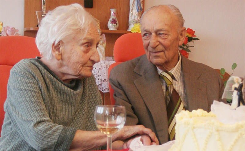 Manželé Josifovi na archivní fotografii, kdy spolu oslavili 70 let společného života, tzv. briliantovou svatbu
