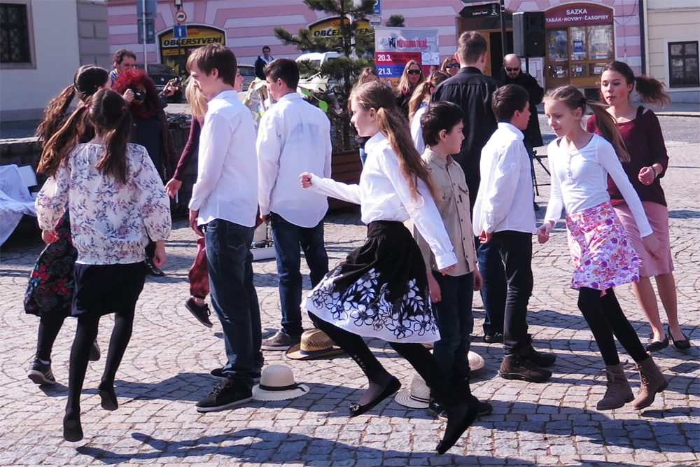 Děti ze ZŠ Týnská si připravily vystoupení na Nezvalovu Aničku Skřítka a Slaměného Huberta.