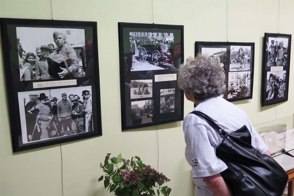 Konec války v Třebíči přibližuje na výstavě řada fotografií.