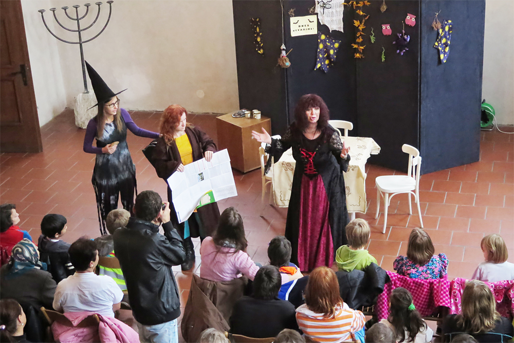 Divadlo Ampulka se při akci Otevřené památky i srdce představilo se svou hrou Malá čarodějka.