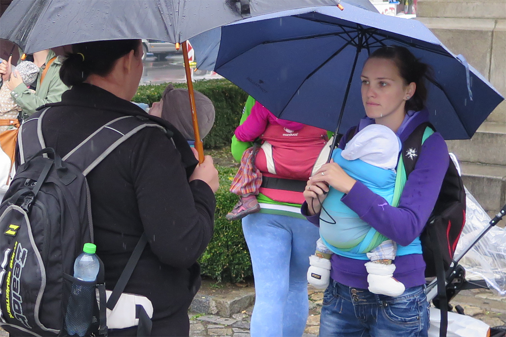 V jedné ruce deštník, druhou maminky objímaly své děti v šátku. Ale pořád je to lepší, než kdyby jednou rukou měly tlačit kočárek.