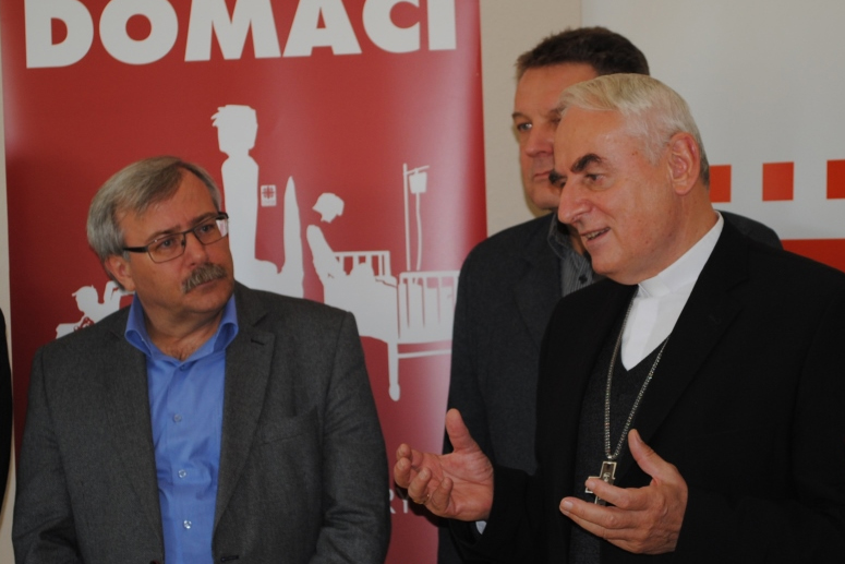 Biskup Cikrle popřál novému zařízení hodně zdaru. Vlevo přihlíží starosta Třebíče Pavel Janata.