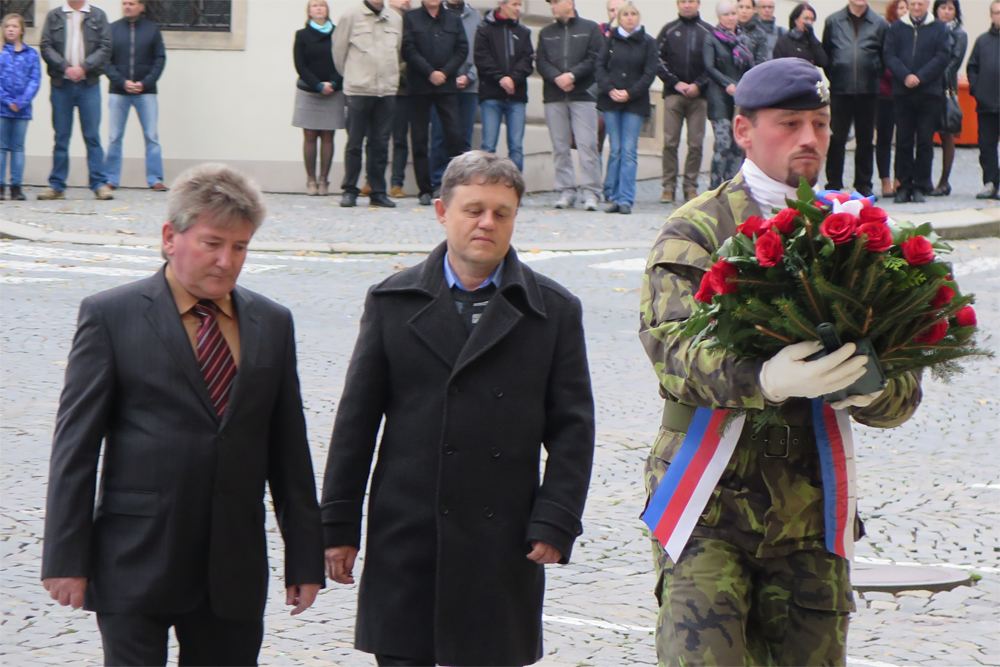 Mezi těmi, kteří se poklonili památce hrdinů, byli i místostarosta Vladimír Malý a zastupitel Petr Vašíček.