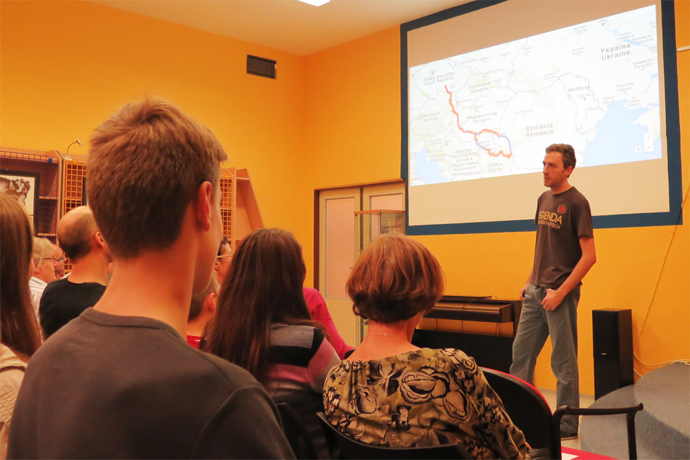 Tadeáš Mahel s mapou své cesty do rumunského Banátu.