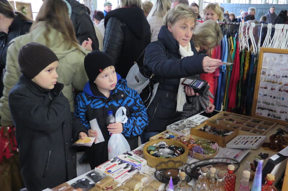 Mraky lidí, velký sortiment a ještě vyšší zisky prodejců. Tak vypadaly dnešní vánoční Borovinské trhy.