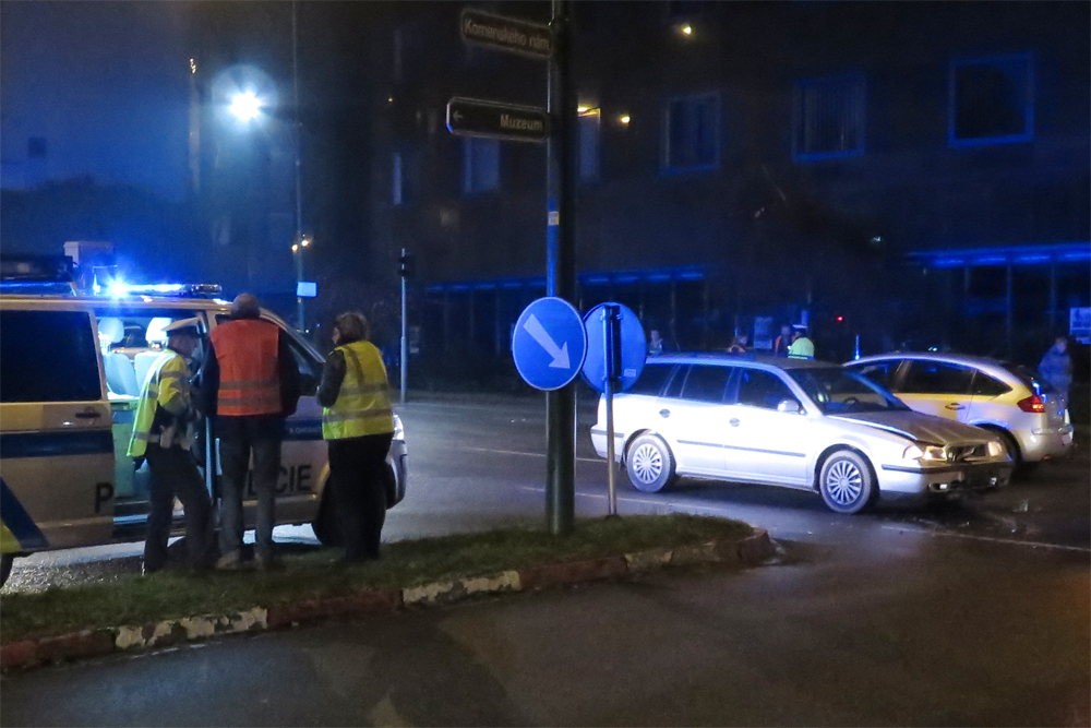Auta, stojící na křižovatce, znesnadňovala průjezd hlavním tahem přes Třebíč.