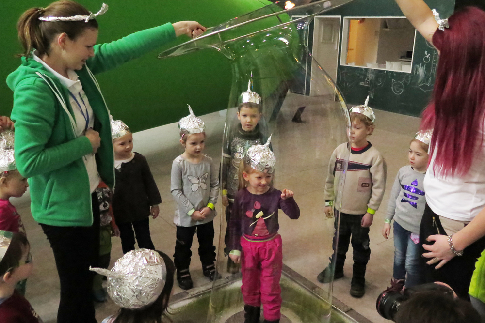 Dětem se na bublině líbí také to, že si ji mohou samy prasknout.