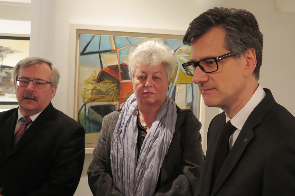 Francouzský velvyslanec J. E. Jean-Pierre Asvazadourian v Galerii Franta s krajskou radní Marií Kružíkovou a starostou Pavlem Janatou.