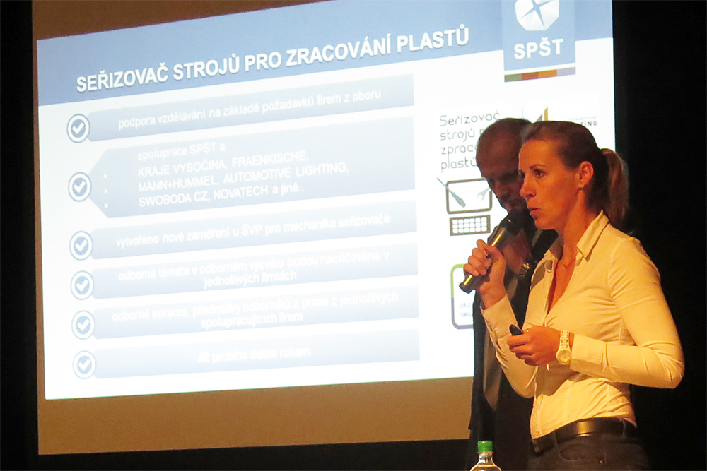Petra Hrbáčková ze představila spolupráci SPŠ Třebíč s různými firmami.