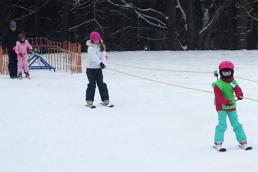 Baby-vlek opět využívají malí lyžaři.