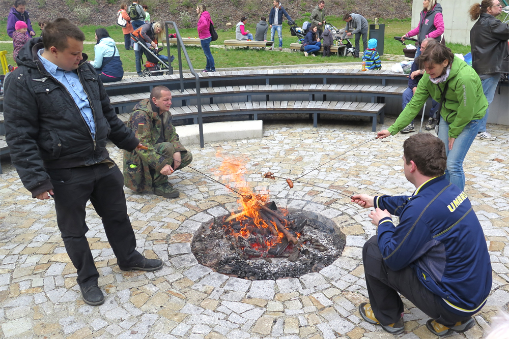 V Borovině se nad ohněm odpoledne opékaly špekáčky, jinde večer zaplanou velké vatry.