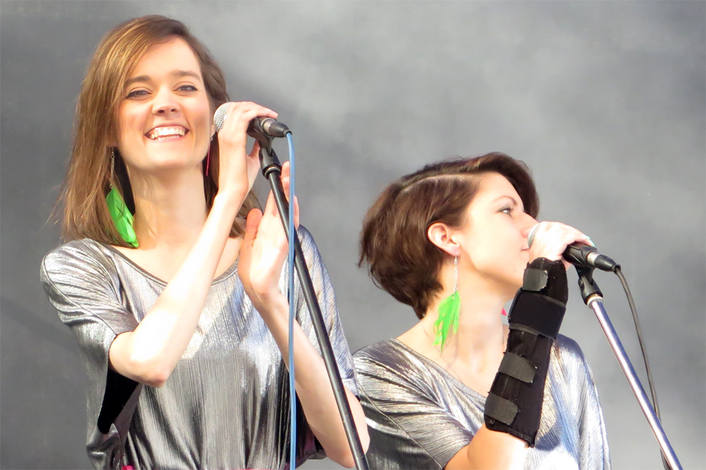 Součástí FORTELu byl i minifestival zdejších kapel. Na snímku vokalistky z kapely Disconnexion.