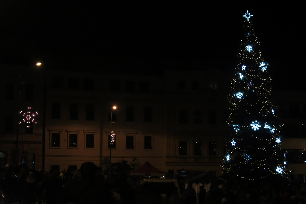 Strom na Karlově náměstí sice už svítí, ale v úterý na chvíli zhasne, aby jej zase rozsvítil Mikuláš.