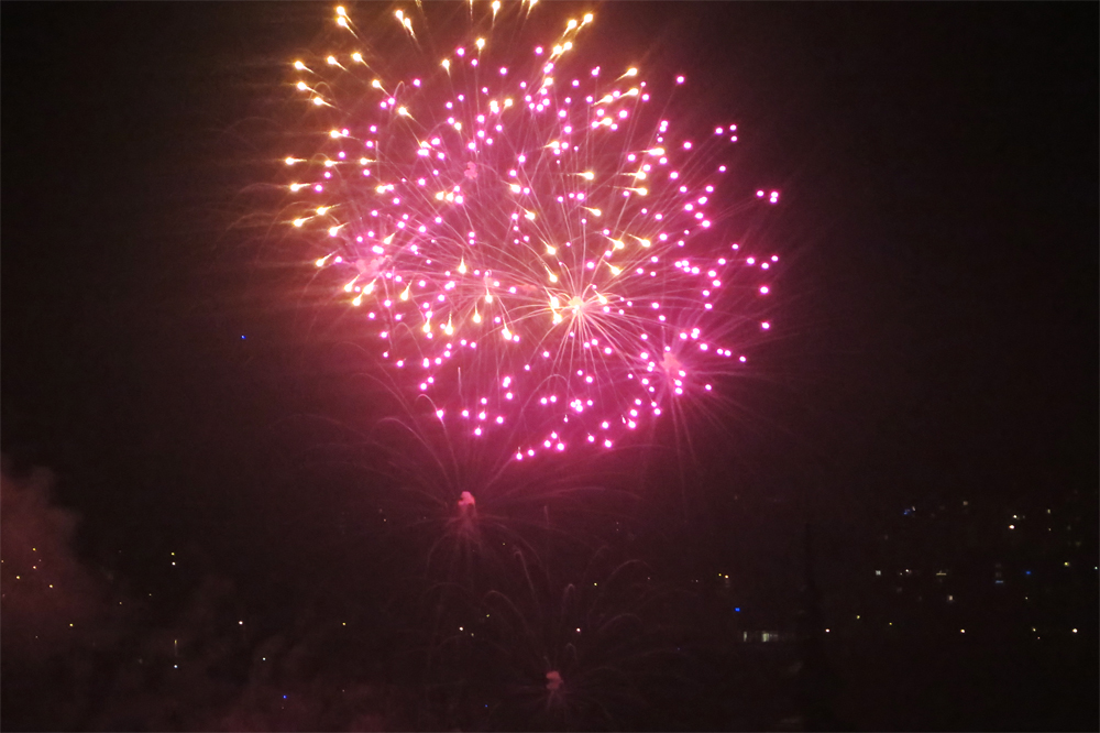 Takto jste mohli novoroční ohňostroj vidět loni z Kostelíčka.