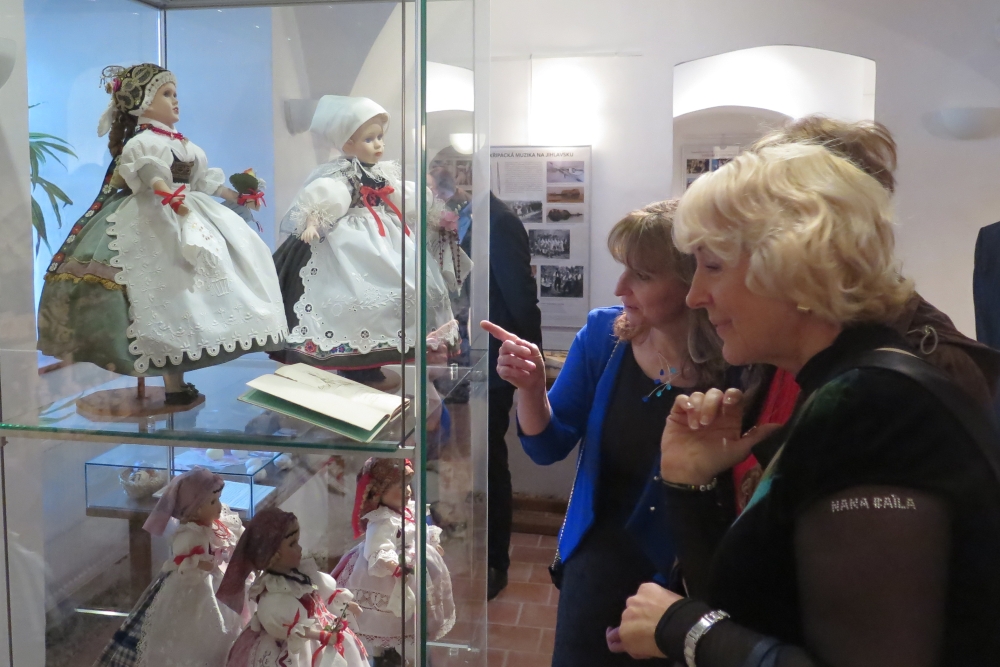 Na výstavě v Předzámčí budete moci zhlédnout nejen krojované panenky Marie Žilové a Evy Jurmanové, ale i další zajímavosti dokumentující bohaté lidové tradice na Vysočině.