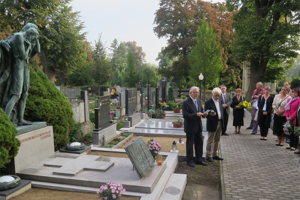 Vzpomínkové setkání u básníkova hrobu na jaroměřickém hřbitově.