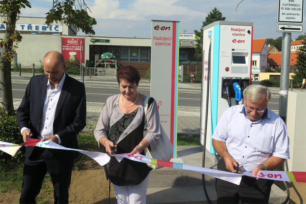 David Vaňura ze společnosti EON CZ, místostarostka Marie Černá a starosta Pavel Janta otevírají první rychlonabíjecí stanici v Třebíči.