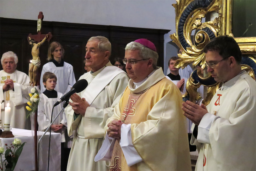 Biskup Pavel Konzbul s farářem Jiřím Dobešem (vpravo) a jáhnem Karlem Novákem