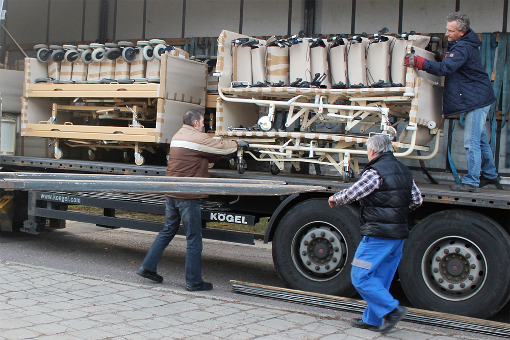 Vykládání kamionu s humanitární pomocí v Třebíči-Borovině.
