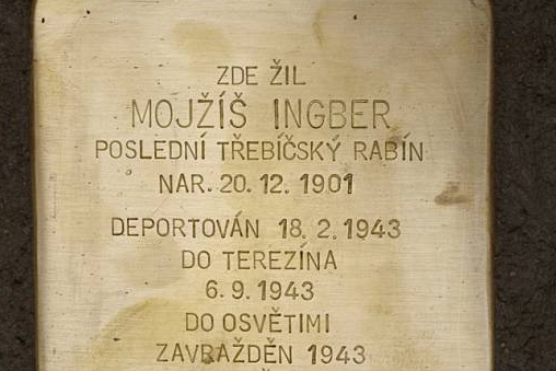 Stolperstein rabína Ingbera na náměstíčku pojmenovaném po něm před Zadní synagogou.