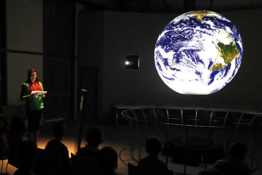 Projekční koule Science on a Sphere v Alternátoru.
