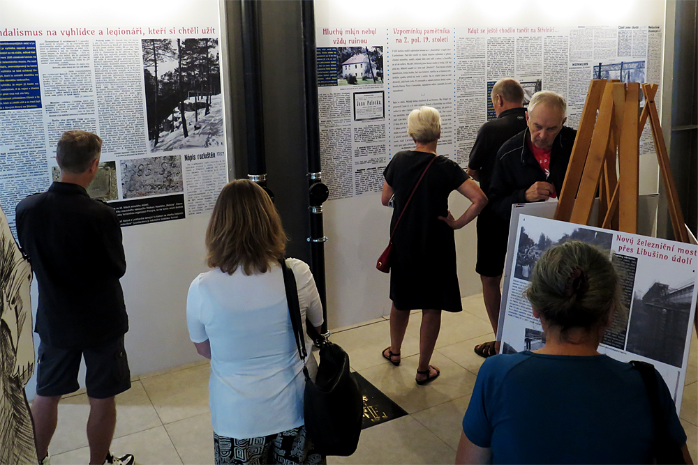 Výstava sestává z panelů s dobovými články a fotografiemi.