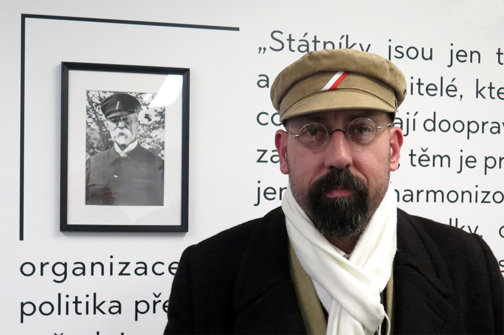 Jaroslav Bašta z Muzea Vysočiny Třebíč coby T. G. Masaryk si včera nasadil i typickou čepici-masaryčku.