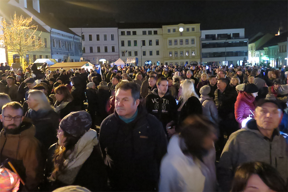Dav lidí, kteří si v Třebíči přišli připomenout zlomové události v letech 1939 a 1989.