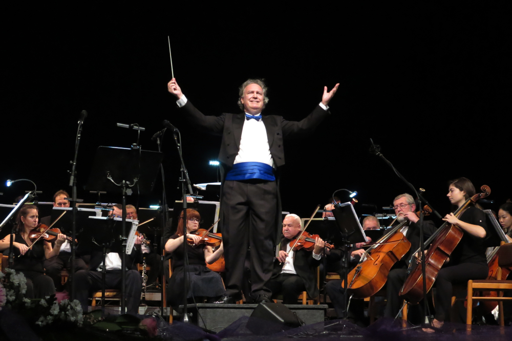 Dirigent Jiří Jakeš s jihlavskými filharmoniky.