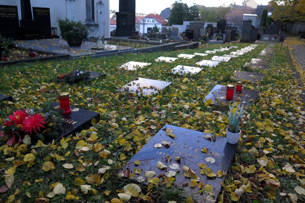 Náhrobky vojáků, kteří zemřeli v třebíčských lazaretech, najdete na Starém hřbitově v těsné blízkosti kostela sv. Trojice.