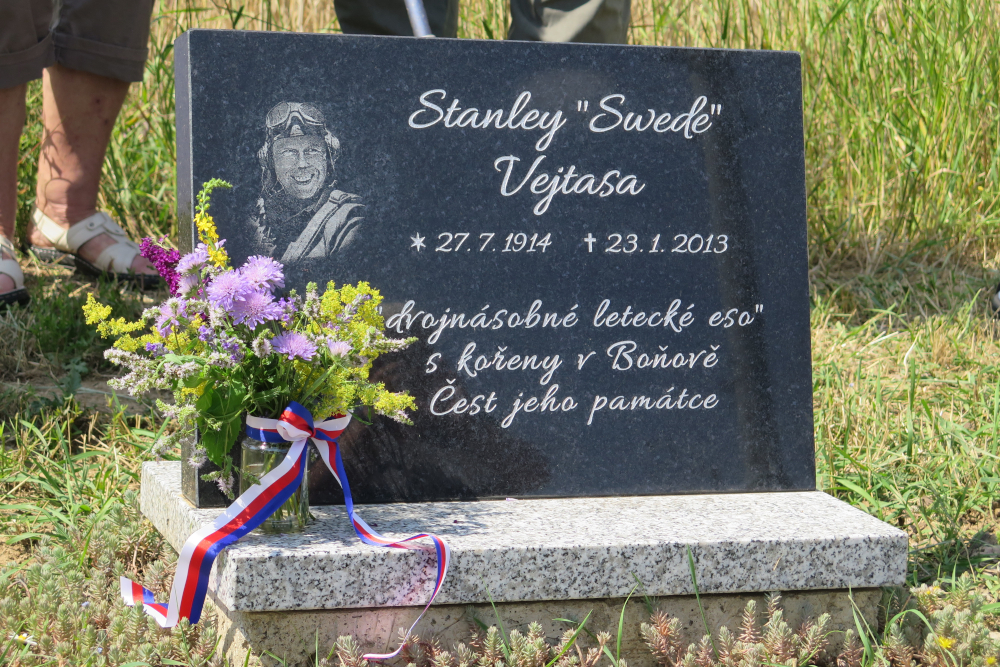 Pomníček Stanleyho Vejtasy v boňovské Aleji XX. století