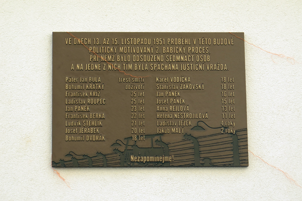 Pamětní deska na budově Moravie. Reliéf dole stylizuje dráty komunistických lágrů.