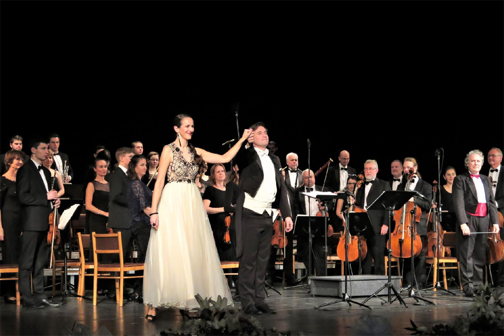 Sopranistka Miroslava Časarová a tenorista Bohdan Petrovič zazpívají nejen operní a operetní árie, ale i písničky známé z filmů a muzikálů.