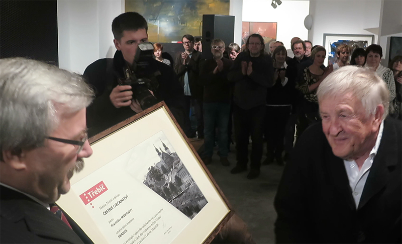 Starosta Pavel Janata předává Františku Mertlovi plaketu, která Mistra potvrzuje čestným občanem města Třebíče.
