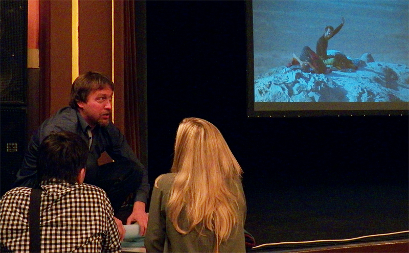Dan Přibáň během přestávky debatuje s diváky. Vpravo na snímku Aleš Vašíček, další člen české výpravy.