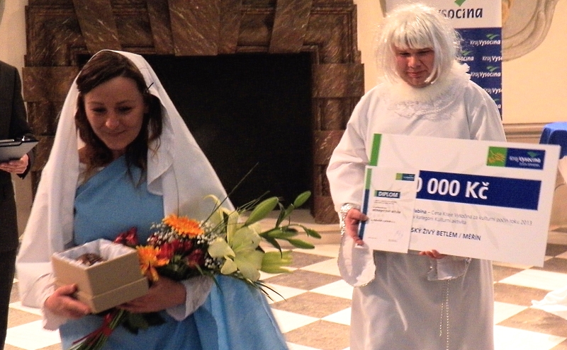 Organizátoři měřínského živého betlému převzali cenu v kostýmech, v nichž je mohou vidět tisíce lidí na Štědrý den.